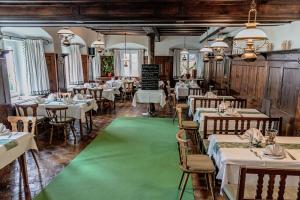 Reštaurácia alebo iné gastronomické zariadenie v ubytovaní Wohlfühlhotel Goiserer Mühle