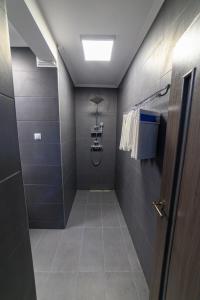 y baño con ducha a ras de suelo. en Aviator Apartament Alpha, en Deva
