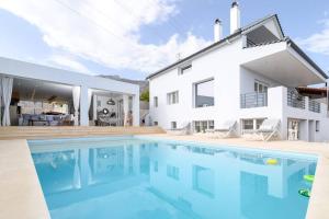 Bazén v ubytování Luxurious Villa MALOMAR nebo v jeho okolí