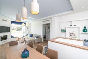 TV a/nebo společenská místnost v ubytování Luxurious Villa MALOMAR