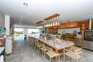 Kuchyň nebo kuchyňský kout v ubytování Luxurious Villa MALOMAR