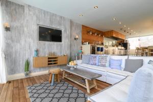 Kuchyň nebo kuchyňský kout v ubytování Luxurious Villa MALOMAR