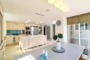 Kuchyň nebo kuchyňský kout v ubytování Luxurious Villa MALOMAR