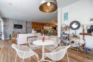 Kuchyň nebo kuchyňský kout v ubytování Luxurious Villa MALOMAR
