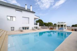 Bazén v ubytování Luxurious Villa MALOMAR nebo v jeho okolí