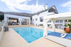 Bazén v ubytování Luxurious Villa MALOMAR nebo v jeho okolí