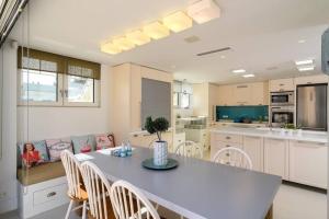 Kuchyň nebo kuchyňský kout v ubytování Luxurious Villa MALOMAR