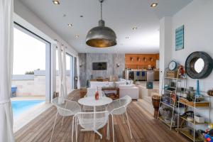 Bazén v ubytování Luxurious Villa MALOMAR nebo v jeho okolí