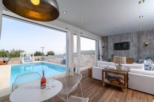 Bazén v ubytování Luxurious Villa MALOMAR nebo v jeho okolí