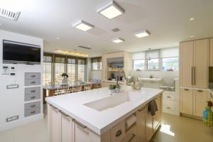 Kuchyň nebo kuchyňský kout v ubytování Luxurious Villa MALOMAR