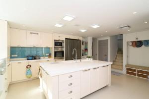 Kuchyň nebo kuchyňský kout v ubytování Luxurious Villa MALOMAR