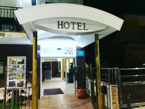 znak hotelowy przed budynkiem w obiekcie Hotel Alaska w mieście Lo Pagán