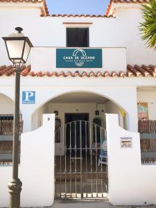 ein Gebäude mit einem Tor und einem Schild darauf in der Unterkunft Casa de Océano in Tarifa