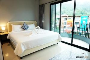 Postel nebo postele na pokoji v ubytování The Moon Night Ao Nang Hotel