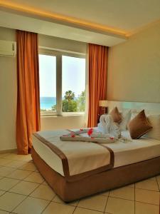 Schlafzimmer mit einem großen Bett und Meerblick in der Unterkunft Havana Apart Hotel in Alanya