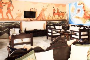 A television and/or entertainment centre at Gardenia Hotel