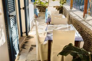A restaurant or other place to eat at Gardenia Hotel
