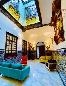Elle comprend un salon doté d'un mobilier coloré et d'un plafond. dans l'établissement Apartamentos "El Escondite de Triana", à Séville