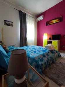 sypialnia z łóżkiem i stołem z lampką w obiekcie A Casa Mia w mieście Giffoni Valle Piana