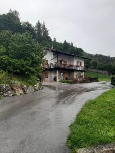 uma casa ao lado de uma estrada em Villetta Casale em Comano Terme
