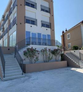 un edificio con scale di fronte di Apartments STEP a Kotor (Cattaro)