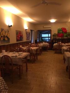 une salle à manger avec des tables et des chaises dans un restaurant dans l'établissement Hotel La Favorita, à Peschiera del Garda