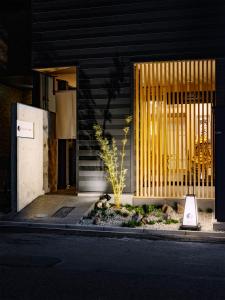 un edificio con una puerta con un cartel delante en SAMURAI HOUSE Ⅲ en Nagoya