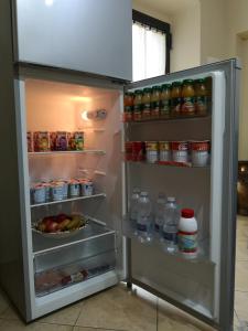 einen offenen Kühlschrank mit Speisen und Getränken in der Unterkunft Guest house le grazie in Orte
