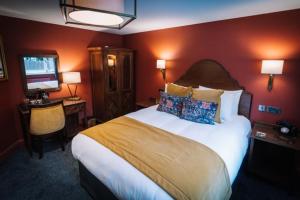 Bridge House Hotel & Silver Howe View Cottage客房内的一张或多张床位