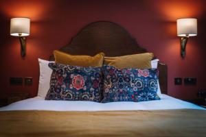 Bridge House Hotel & Silver Howe View Cottage客房内的一张或多张床位