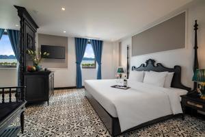 Postel nebo postele na pokoji v ubytování Ha Long Essence Hotel