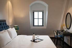 Postel nebo postele na pokoji v ubytování Ha Long Essence Hotel