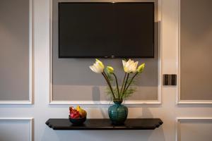 TV a/nebo společenská místnost v ubytování Ha Long Essence Hotel