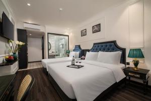 Postel nebo postele na pokoji v ubytování Ha Long Essence Hotel