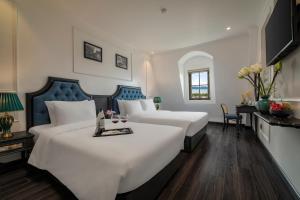 Postel nebo postele na pokoji v ubytování Ha Long Essence Hotel