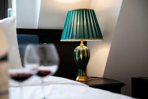 Postel nebo postele na pokoji v ubytování Ha Long Essence Hotel