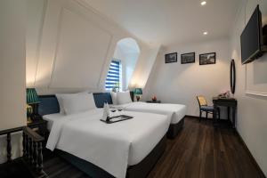 Postel nebo postele na pokoji v ubytování Ha Long Essence Hotel