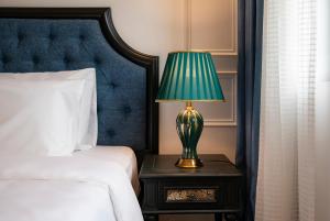 Postel nebo postele na pokoji v ubytování Ha Long Essence Hotel