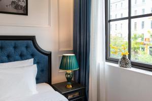 Postel nebo postele na pokoji v ubytování Ha Long Essence Hotel