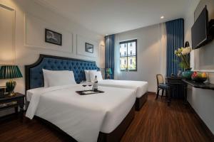Postel nebo postele na pokoji v ubytování Ha Long Essence Hotel + 37 fotografií