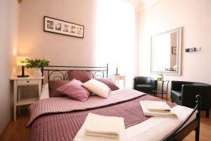 - une chambre avec un lit et 2 serviettes dans l'établissement Apartment Karolina, à Prague
