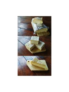 deux photos de tranches de fromage sur une table en bois dans l'établissement Agriturismo Paneolio, à Villa Collemandina
