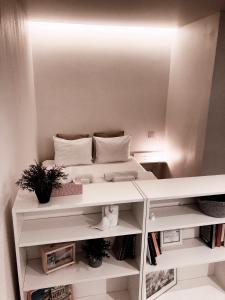 Un pat sau paturi într-o cameră la Marijampole Apartment