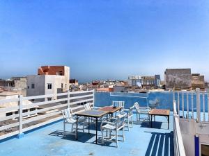 d'une terrasse sur le toit avec des tables et des chaises. dans l'établissement Riad Beldy, à Essaouira