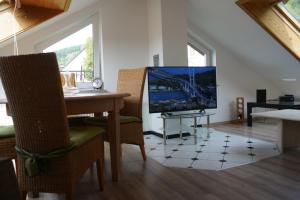 TV a/nebo společenská místnost v ubytování Ferienwohnung Ahrtalblick