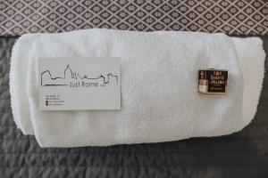 uma toalha branca com uma barra de sabão numa cama em B&B Exa Rooms - Just Rome em Roma