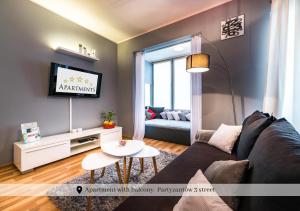ein Wohnzimmer mit einem Sofa und einem TV in der Unterkunft 5-stars Apartments - Old Town in Stettin