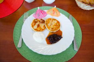 サマラにあるHotel Bravo Luxの白皿(テーブルの上に朝食用の食材あり)