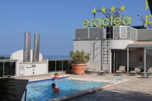 Bazén v ubytování Eraclea Palace Hotel 4 stelle S nebo v jeho okolí