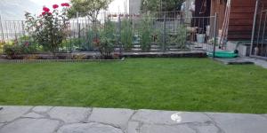 CASA GIo في أَويستا: ساحة بها سياج وعشب أخضر